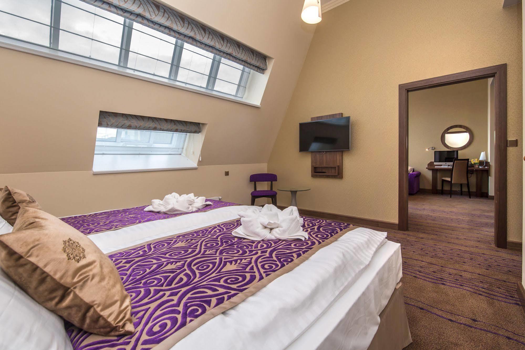 Merchants Crown Suites And Spa Prague Exterior photo A suite at the hotel