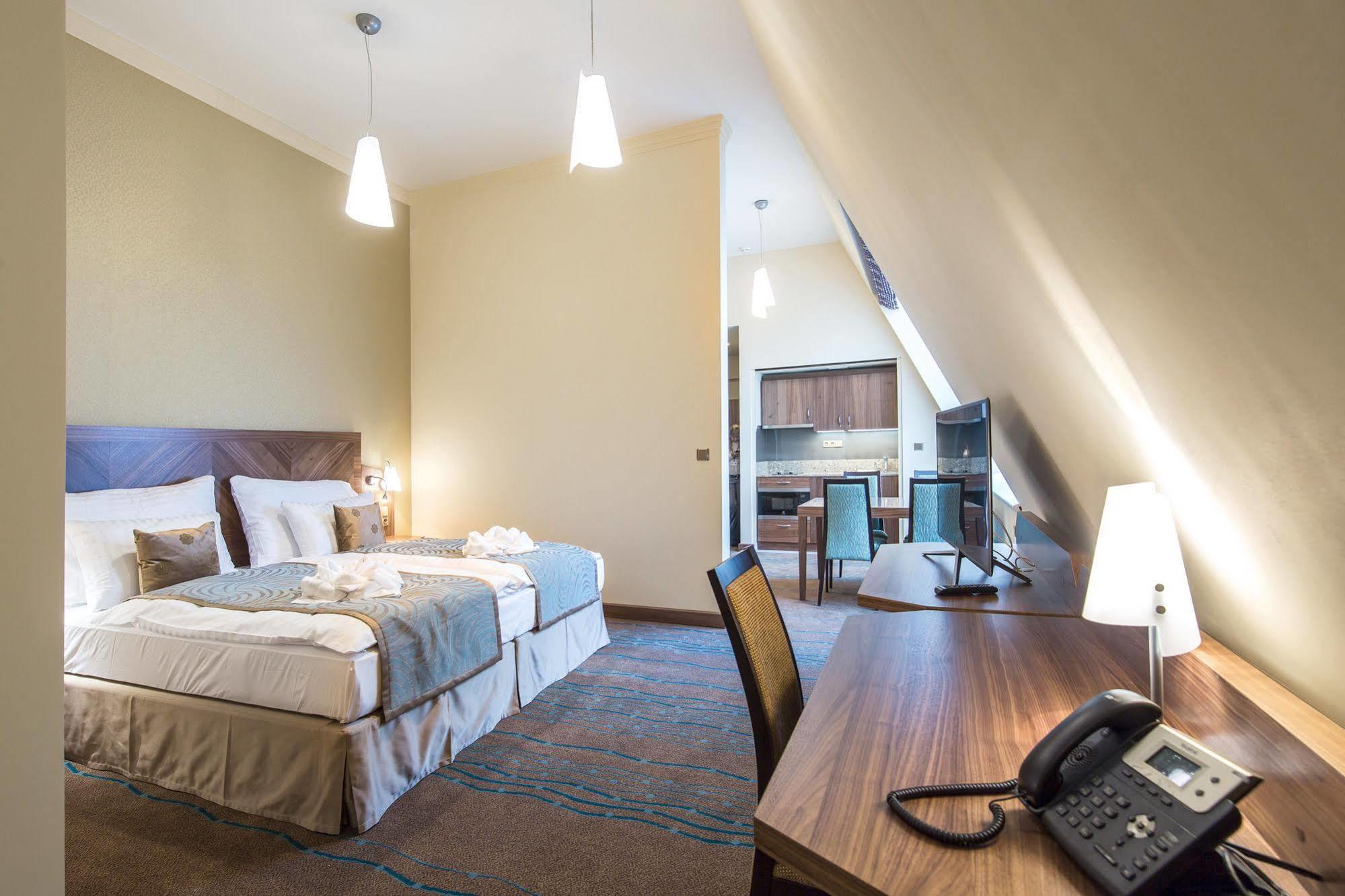 Merchants Crown Suites And Spa Prague Exterior photo A typical room at the hotel